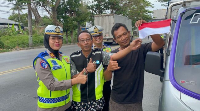 Menyambut HUT ke-80 Kemerdekaan RI, Polres Rembang membagikan bendera Merah Putih kepada para pengguna jalan. (Foto: rembangsepekan.com)