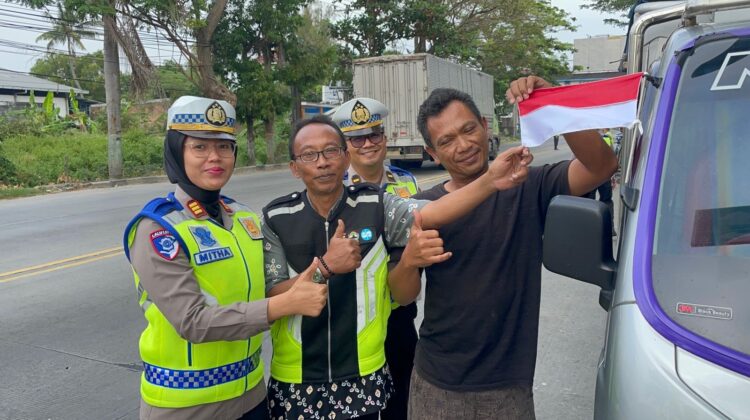 Menyambut HUT ke-80 Kemerdekaan RI, Polres Rembang membagikan bendera Merah Putih kepada para pengguna jalan. (Foto: rembangsepekan.com)