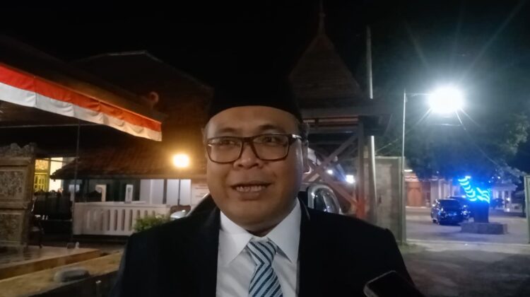 Wakil Bupati Rembang M. Hanies Cholil Barro’ atau (Gus Hanies) saat diwawancarai wartawan, Minggu (17/8/2025) malam. (Foto: Doni Setiawan/rembangsepekan.com)