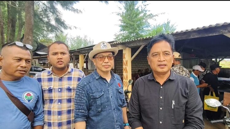 Perangkat Desa di Rembang, yang tergabung dalam ‘Kelompok 579’ menggelar pertemuan di Wisata Pantai Caruban, Jumat (22/8/2025) kemarin. (Foto: rembangsepekan.com)