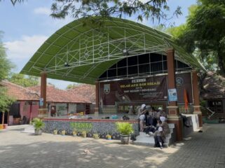 Siswa SMPN 1 Rembang sedang belajar di luar kelas, baru-baru ini. (Foto: rembangsepekan.com)