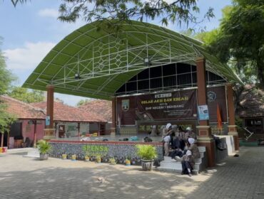 Siswa SMPN 1 Rembang sedang belajar di luar kelas, baru-baru ini. (Foto: rembangsepekan.com)