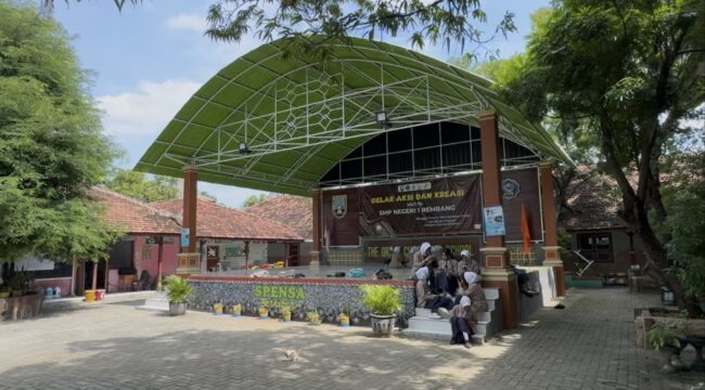 Siswa SMPN 1 Rembang sedang belajar di luar kelas, baru-baru ini. (Foto: rembangsepekan.com)