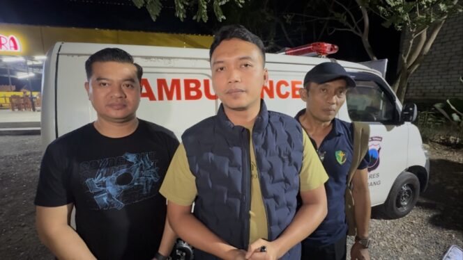 
					(Tengah) Kasat Reskrim Polres Rembang AKP Alva Zakya Akbar saat diwawancarai rembangsepekan, Senin (11/8/2025). (Foto: rembangsepekan.com)