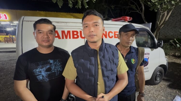 (Tengah) Kasat Reskrim Polres Rembang AKP Alva Zakya Akbar saat diwawancarai rembangsepekan, Senin (11/8/2025). (Foto: rembangsepekan.com)