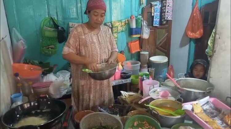 Halimah, penjual kuliner khas Sarang, Rembang yakni bubur petis. (Foto: Doni Setiawan/rembangsepekan.com)