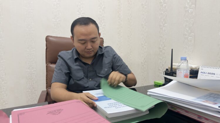 Kasi Inteligen Kejari Rembang, Yusni Febriansyah saat ditemui di kantornya, Senin (25/8/2025). (Foto: rembangsepekan.com)