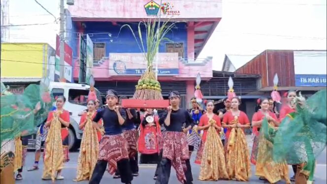 
					SMPN 2 Lasem juara 1 Karnaval Kemerdekaan RI tingkat Kecamatan, Sabtu (23/8/2025). (Foto: rembangsepekan.com)
