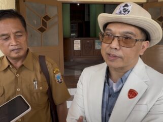 Kuasa hukum paguyuban perangkat desa, Abdul Munim saat memberikan keterangan kepada awak-media, Senin (25/8/2025). (Foto: rembangsepekan.com)