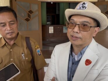 Kuasa hukum paguyuban perangkat desa, Abdul Munim saat memberikan keterangan kepada awak-media, Senin (25/8/2025). (Foto: rembangsepekan.com)