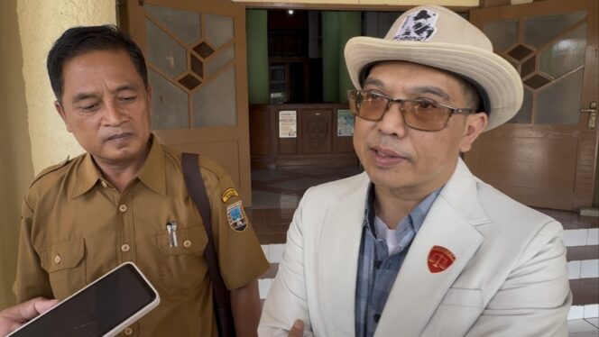 
					Kuasa hukum paguyuban perangkat desa, Abdul Munim saat memberikan keterangan kepada awak-media, Senin (25/8/2025). (Foto: rembangsepekan.com)