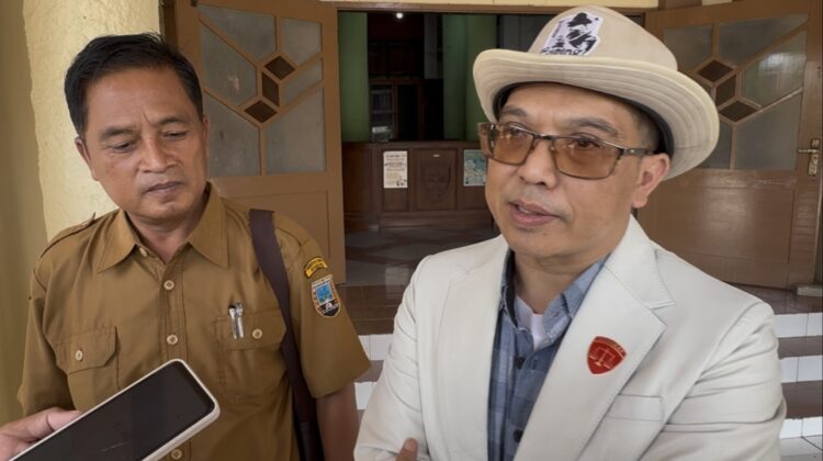 Kuasa hukum paguyuban perangkat desa, Abdul Munim saat memberikan keterangan kepada awak-media, Senin (25/8/2025). (Foto: rembangsepekan.com)