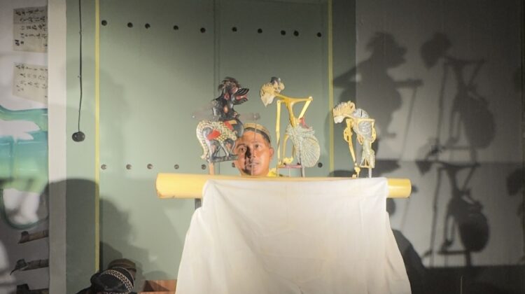Wayang Bengkong, kesenian khas Lasem, kembali keluar dari kotaknya pada Rabu (27/8/2025) malam. (Foto: rembangsepekan.com)