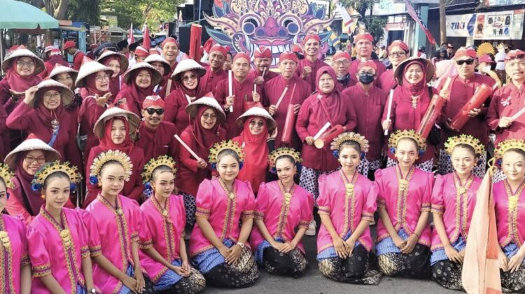 MKKS SMP Kabupaten Rembang turut meriahkan Karnaval Kemerdekaan yang digelar Pemkab Rembang hari ini (30/8/2025). (Foto: rembangsepekan.com)