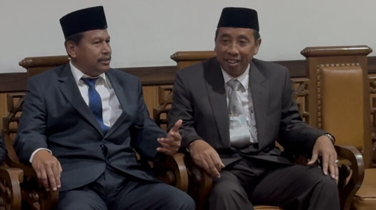 Bupati Rembang yang lama Abdul Hafidz bersama Bupati Rembang yang baru Harno, sesaat sebelum di lantik pada 1 Mei 2025. (Foto: rembangsepekan.com)