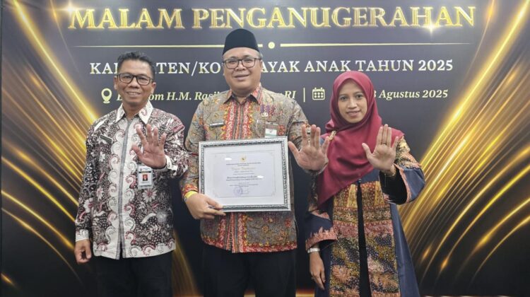 Wakil Bupati Rembang, M. Hanies Cholil Barro’ dan istri Siti Halimatussa'diyah saat menerima Penghargaan ajang Penganugerahan Kabupaten/Kota Layak Anak 2025 di Auditorium Kementerian Agama, Jakarta, Jumat (8/8/2025) malam. (Foto: rembangsepekan.com)