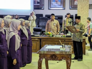 Bupati Rembang, Harno, mengukuhkan pengurus (GOW) Kabupaten Rembang periode 2025-2030 di ruang rapat paripurna DPRD Rembang, Selasa (12/8/2025). (Foto: rembangsepekan.com)