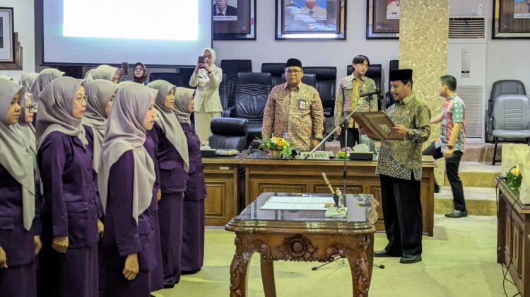 Bupati Rembang, Harno, mengukuhkan pengurus (GOW) Kabupaten Rembang periode 2025-2030 di ruang rapat paripurna DPRD Rembang, Selasa (12/8/2025). (Foto: rembangsepekan.com)