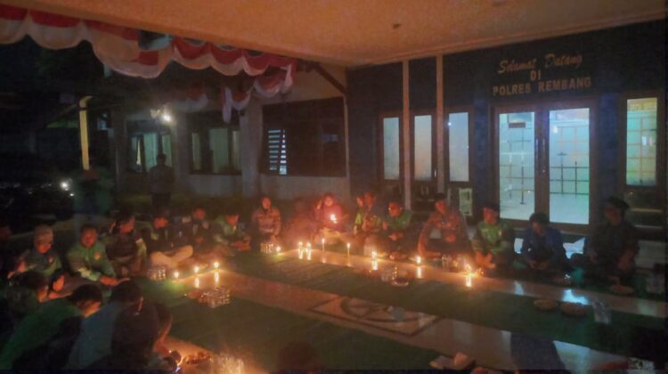 Komunitas Ojol di Rembang gelar doa bersama dan penyalaan lilin, bentuk duka cita meninggalnya Affan Kurniawan, salah satu rekan sesama ojol, di Halaman Mapolres setempat, Sabtu (30/8/2025) malam. (Foto: rembangsepekan.com)
