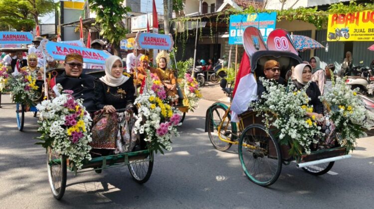 Bupati dan Wabup Rembang mengikuti Karnaval Kemerdekaan hari ini (30/8/2025), didampingi masing-masing istri. (Foto: rembangsepekan.com)