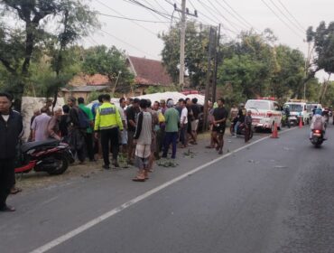 Kecelakaan lalu lintas di Jalur Pantura, wilayah Blimbing, Kecamatan Sluke, Kamis pagi, (7/8/2025). (Foto: dok Satlantas Polres Rembang/rembangsepekan.com)