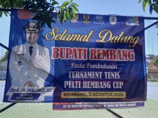 Turnamen tenis ganda yang digelar PELTI Rembang resmi dibuka, Sabtu (2/8/2025) di Lapangan Tenis SMPN 2 Rembang. (Foto: Doni Setiawan/rembangsepekan.com)