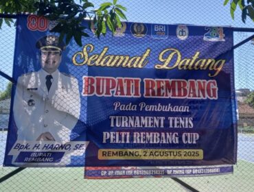 Turnamen tenis ganda yang digelar PELTI Rembang resmi dibuka, Sabtu (2/8/2025) di Lapangan Tenis SMPN 2 Rembang. (Foto: Doni Setiawan/rembangsepekan.com)