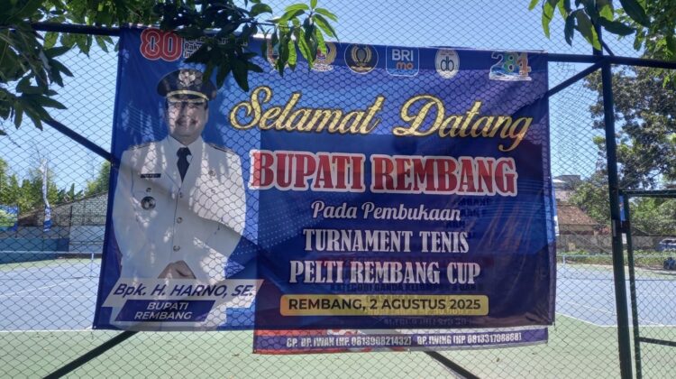 Turnamen tenis ganda yang digelar PELTI Rembang resmi dibuka, Sabtu (2/8/2025) di Lapangan Tenis SMPN 2 Rembang. (Foto: Doni Setiawan/rembangsepekan.com)