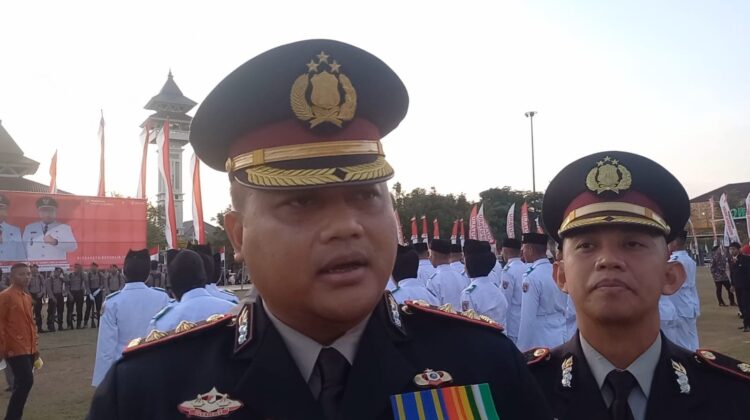 Kapolres Rembang AKBP Dhanang Bagus Anggoro saat diwawancarai awak-media udai bertugas menjadi Irup pada Upacara di Alun-alun Rembang, Minggu (17/8/2025). (Foto: Doni Setiawan/rembangsepekan.com)