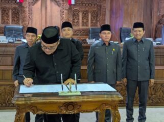 Rapat Paripurna pembahasan Rancangan KUA dan PPAS APBD
Tahun Anggaran 2025, di Ruang Rapat Paripurna Gedung DPRD Rembang, Senin (4/8/2026). (Foto: rembangsepekan.com)