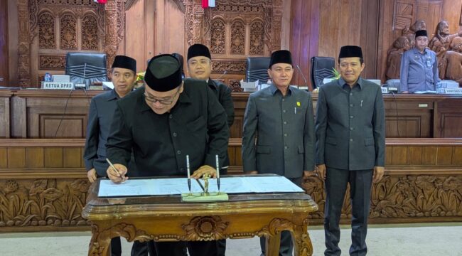 Rapat Paripurna pembahasan Rancangan KUA dan PPAS APBD
Tahun Anggaran 2025, di Ruang Rapat Paripurna Gedung DPRD Rembang, Senin (4/8/2026). (Foto: rembangsepekan.com)