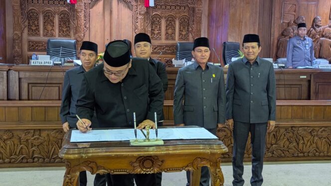 
					Rapat Paripurna pembahasan Rancangan KUA dan PPAS APBD
Tahun Anggaran 2025, di Ruang Rapat Paripurna Gedung DPRD Rembang, Senin (4/8/2026). (Foto: rembangsepekan.com)