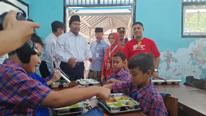 
					Bupati Rembang Harno meninjau pelaksanaan program MBG di SMP Negeri 2 Rembang, Kamis (28/8/2025). (Foto: rembangsepekan.com)