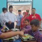 Bupati Rembang Harno meninjau pelaksanaan program MBG di SMP Negeri 2 Rembang, Kamis (28/8/2025). (Foto: rembangsepekan.com)