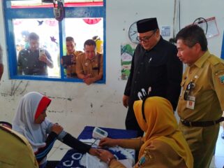 Wakil Bupati Rembang, M. Hanies Cholil Barro’ Tinjau Langsung Pelaksanaan Cek Kesehatan Gratis di Sekolah di SDN 1 Pamotan, Senin (4/8/2025). (Foto: rembangsepekan.com)
