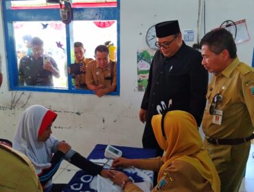 Wakil Bupati Rembang, M. Hanies Cholil Barro’ Tinjau Langsung Pelaksanaan Cek Kesehatan Gratis di Sekolah di SDN 1 Pamotan, Senin (4/8/2025). (Foto: rembangsepekan.com)