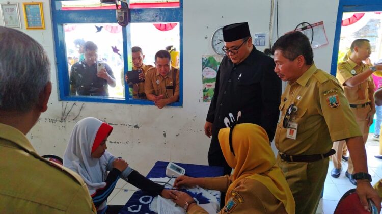 Wakil Bupati Rembang, M. Hanies Cholil Barro’ Tinjau Langsung Pelaksanaan Cek Kesehatan Gratis di Sekolah di SDN 1 Pamotan, Senin (4/8/2025). (Foto: rembangsepekan.com)