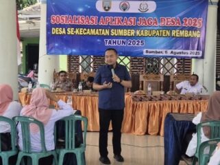 Kasi Inteligen Kejari Rembang Yusni Febriansyah saat sosialisasi aplikasi jaga desa, di Kecamatan Sumber, Rembang, Senin (25/8/2025). (Foto: rembangsepekan.com)