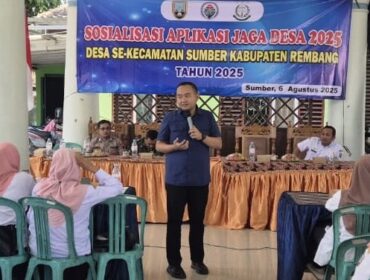 Kasi Inteligen Kejari Rembang Yusni Febriansyah saat sosialisasi aplikasi jaga desa, di Kecamatan Sumber, Rembang, Senin (25/8/2025). (Foto: rembangsepekan.com)