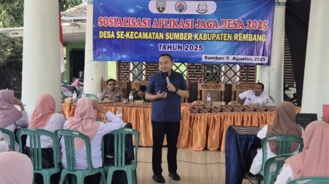 
					Kasi Inteligen Kejari Rembang Yusni Febriansyah saat sosialisasi aplikasi jaga desa, di Kecamatan Sumber, Rembang, Senin (25/8/2025). (Foto: rembangsepekan.com)