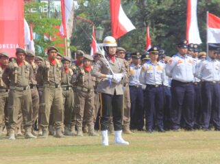 Kasat Lantas Polres Rembang AKP Ryan Mitha Pangesty menjadi Komandan Upacara di Alun-alun Rembang, Minggu (17/8/2025). (Foto: rembangsepekan.com)