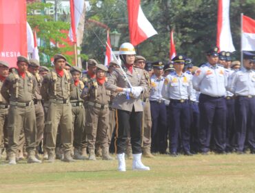 Kasat Lantas Polres Rembang AKP Ryan Mitha Pangesty menjadi Komandan Upacara di Alun-alun Rembang, Minggu (17/8/2025). (Foto: rembangsepekan.com)