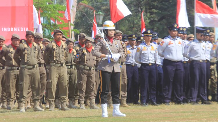 Kasat Lantas Polres Rembang AKP Ryan Mitha Pangesty menjadi Komandan Upacara di Alun-alun Rembang, Minggu (17/8/2025). (Foto: rembangsepekan.com)