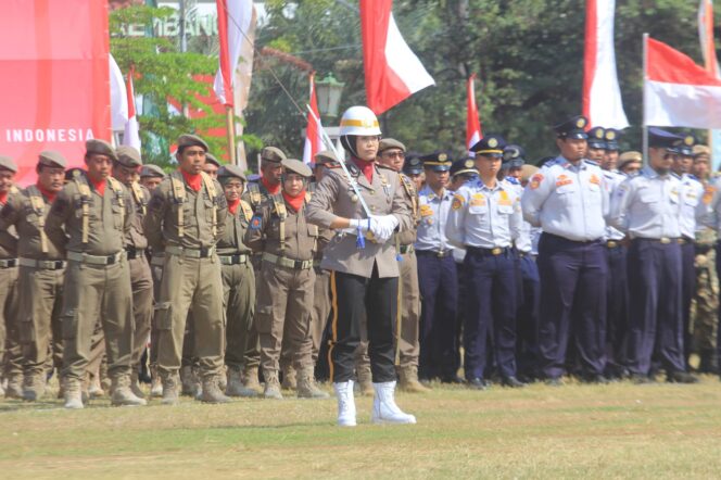 
					Kasat Lantas Polres Rembang AKP Ryan Mitha Pangesty menjadi Komandan Upacara di Alun-alun Rembang, Minggu (17/8/2025). (Foto: rembangsepekan.com)