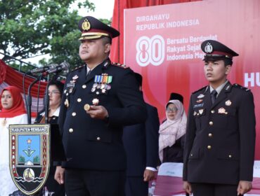 Kapolres Rembang AKBP Dhanang Bagus Anggoro saat menjadi Irup pada Upacara Penurunan Bendera di Alun-alun Rembang, Minggu (17/8/2025). (Foto: rembangsepekan.com)