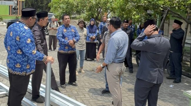 Bupati Rembang Harno dan Wakil Bupati, M Hanies Cholil Barro’, bersama Bupati Harno dan anggota DPRD Komisi IV meninjau proyek revitalisasi gedung sekolahan di beberapa sekolah, Rabu (17/9/2025). (Foto: rembangsepekan.com)