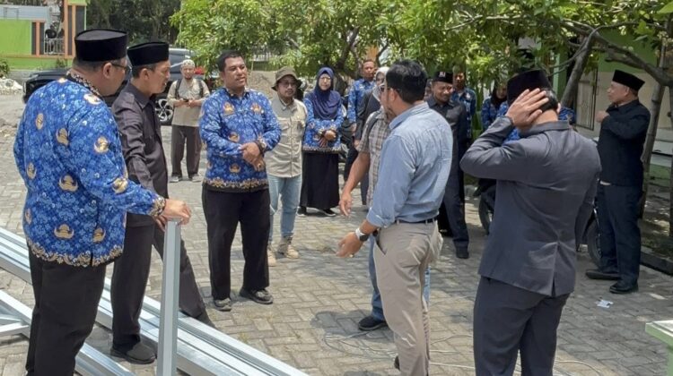 Bupati Rembang Harno dan Wakil Bupati, M Hanies Cholil Barro’, bersama Bupati Harno dan anggota DPRD Komisi IV meninjau proyek revitalisasi gedung sekolahan di beberapa sekolah, Rabu (17/9/2025). (Foto: rembangsepekan.com)