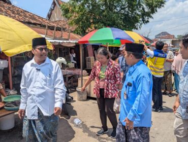 Pemkab Rembang bersama Kemendag dan Kementerian PUPR meninjau kondisi Pasar Rembang, Kamis (25/9). (Foto: rembangsepekan.com)