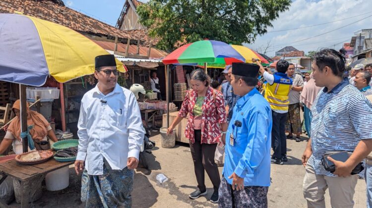 Pemkab Rembang bersama Kemendag dan Kementerian PUPR meninjau kondisi Pasar Rembang, Kamis (25/9). (Foto: rembangsepekan.com)