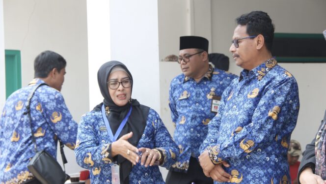 
					Bupati Rembang Harno dan Wakil Bupati, M Hanies Cholil Barro’, bersama Bupati Harno dan anggota DPRD Komisi IV meninjau proyek revitalisasi gedung sekolahan di beberapa sekolah, Rabu (17/9/2025). (Foto: rembangsepekan.com)